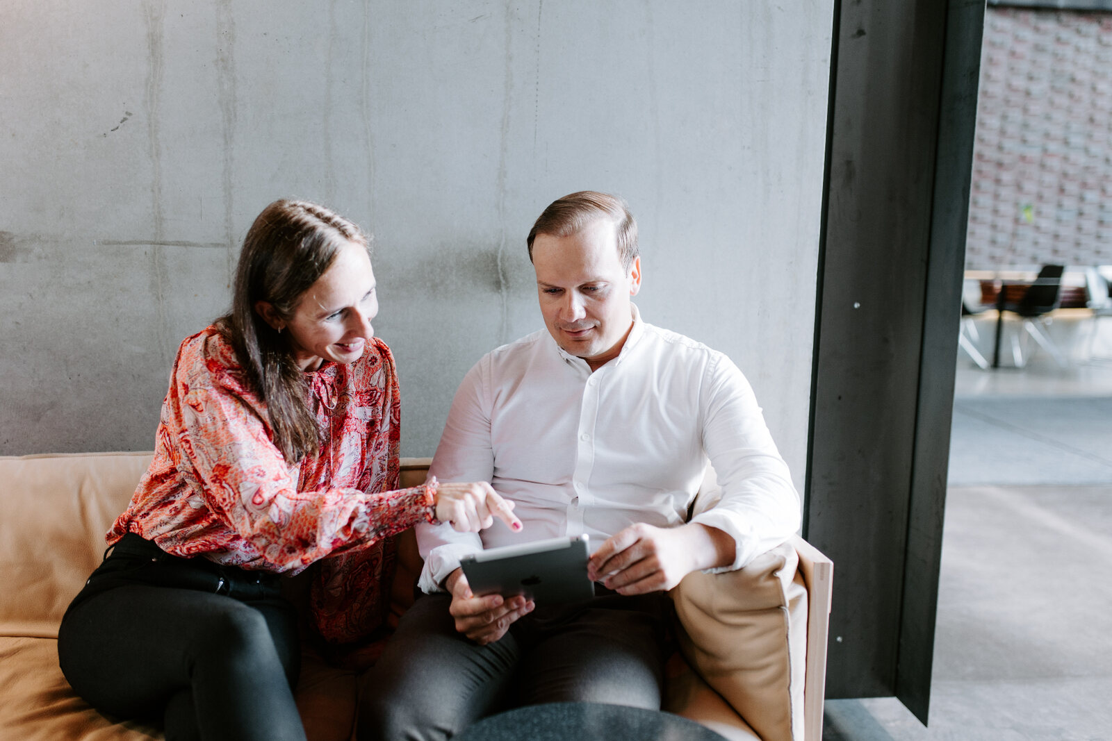 WeConin asiantuntijat keskustelevat rekrytoinnista tabletin äärellä toimistolla.